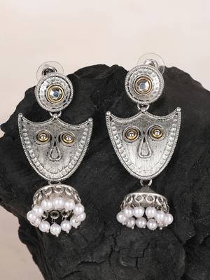 Tribal-inspired silver-plated earrings with pearl accents 3