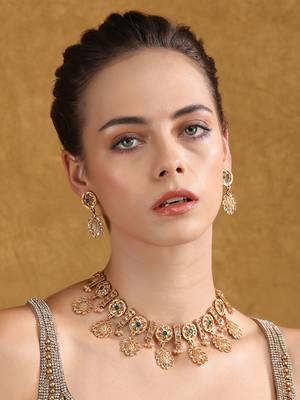 Oxidized gold-plated necklace set with intricate detailing 2