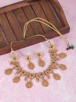 Oxidized gold-plated necklace set with intricate detailing 3