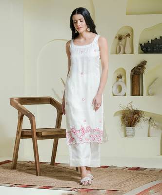 White & pink hand embroidered three piece kurta set 2
