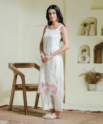 White & pink hand embroidered three piece kurta set 4