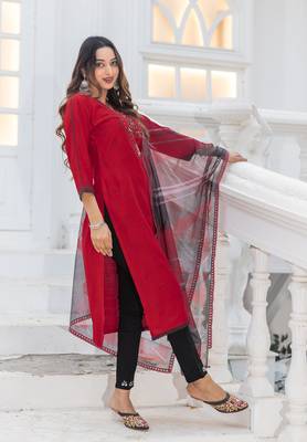 Women Modal Embroidery Straight Kurta With Pant And Dupatta Suit Set  3