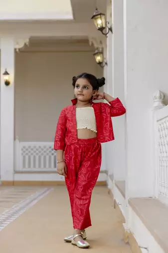 Cutiediva Girls floral printed co ord set-pink  in red