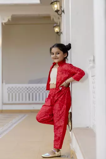 Cutiediva Girls floral printed co ord set-pink  in red