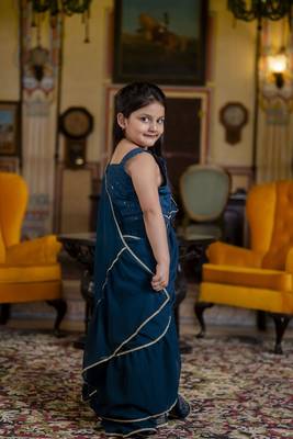 Dyed print georgette pre drapped ready to wear saree in teal ( 1 saree : 1 choli ) 4