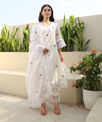 Floral elegance:white cotton gauze kurta set with kota doriya dupatta 1