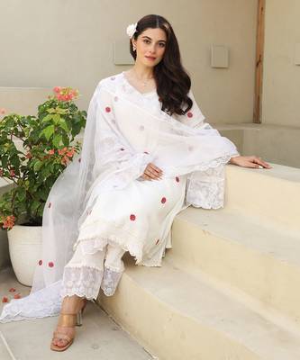 Floral elegance:white cotton gauze kurta set with kota doriya dupatta 2