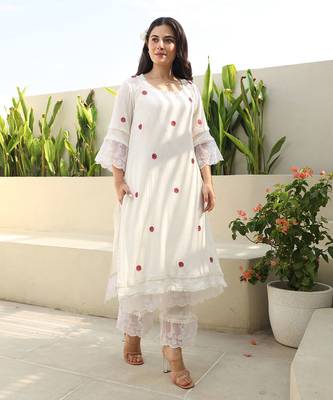 Floral elegance:white cotton gauze kurta set with kota doriya dupatta 5