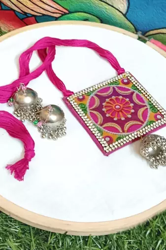 Handcrafted necksets11