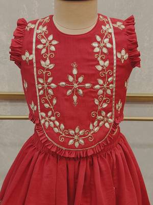 Red embroidered sleeveless ghaghra set 3
