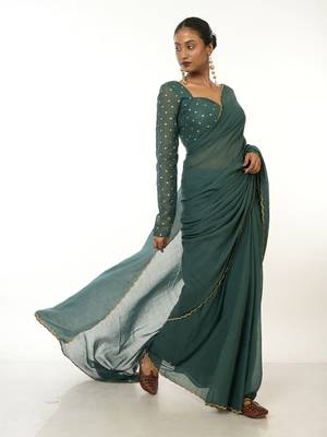  bottle green handloom mul cotton saree with golden scalloped border 3