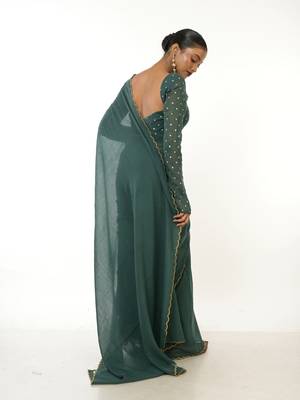  bottle green handloom mul cotton saree with golden scalloped border 4