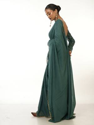  bottle green handloom mul cotton saree with golden scalloped border 5