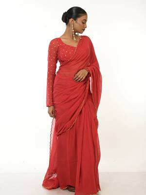 red handloom mul cotton saree with golden scalloped border 2
