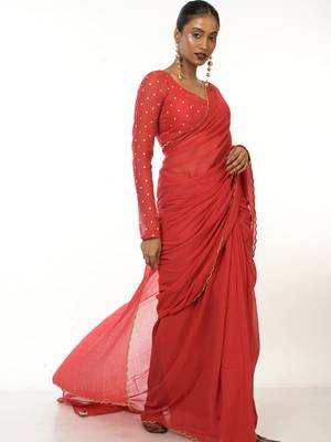 red handloom mul cotton saree with golden scalloped border 3