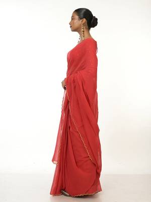 red handloom mul cotton saree with golden scalloped border 4