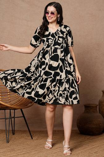 Printed cotton dress with gathering and pocket.