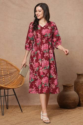 Waist tie-up dress with v-neck and elasticated gathered sleeves.