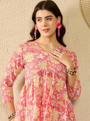 Women pink cotton blend floral printed regular top 1
