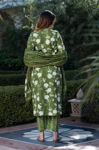 women green & off-white floral print straight kurta set with dupatta
