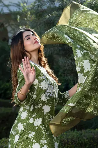 women green & off-white floral print straight kurta set with dupatta