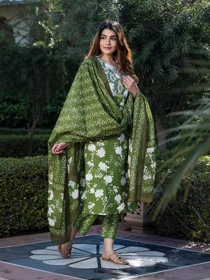 women green & off-white floral print straight kurta set with dupatta 5