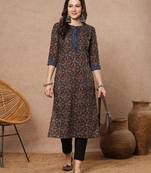 Straight fit printed kurta with smocking panel in the centre and sleeves and neck tie-up with trims.