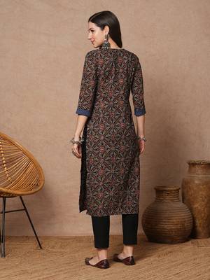 Straight fit printed kurta with smocking panel in the centre and sleeves and neck tie-up with trims. 2