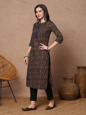 Straight fit printed kurta with smocking panel in the centre and sleeves and neck tie-up with trims. 3