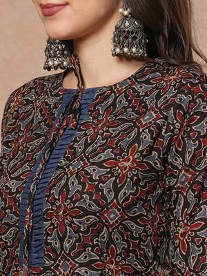 Straight fit printed kurta with smocking panel in the centre and sleeves and neck tie-up with trims. 4