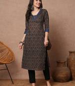 Straight fit printed kurta with contrast fabric smocking on neckline and cuff and silver trims.