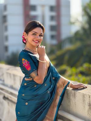 Featival looks navy blue soft silk blendwevon paithani vitthala saree 3