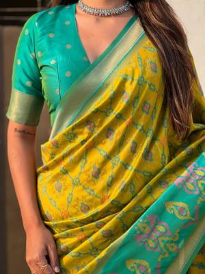 Green wevon meenakari ikkat patola silk blendceremonial saree 3