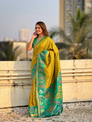 Green wevon meenakari ikkat patola silk blendceremonial saree 4