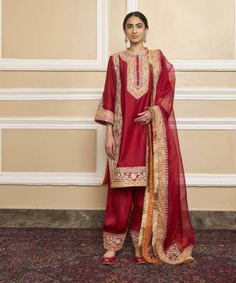 Naayab deep red kurta set 1