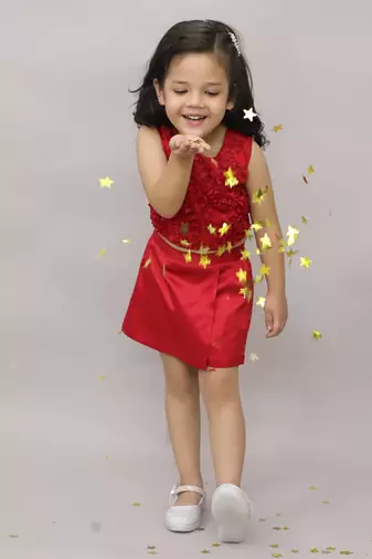 Net flower sleeveless stylish top with solid shorts sets for girls - red