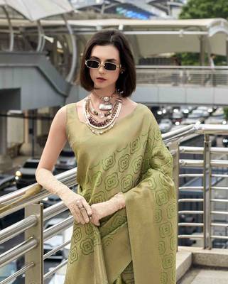 pista kanchipuram silk blend saree with unstitched blouse piece 4
