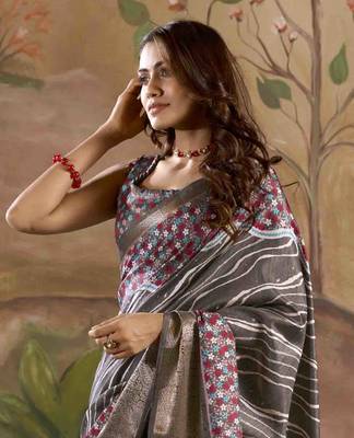 grey dola silk blend saree with unstitched blouse piece 2