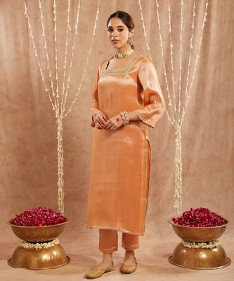 Orange scallop tissue kurta with 
narrow pants 3