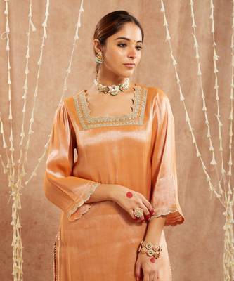 Orange scallop tissue kurta with 
narrow pants 4