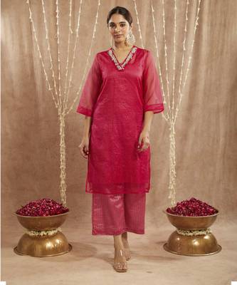 Fuchsia pink floral embroidred kurta with flared pants 3