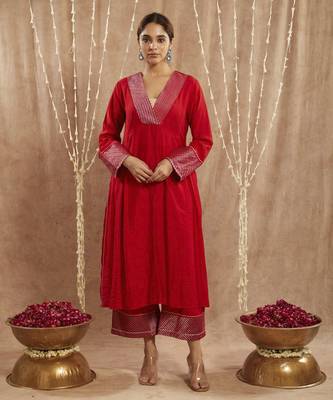 Red zari chanderi kurta with narrow pants 1