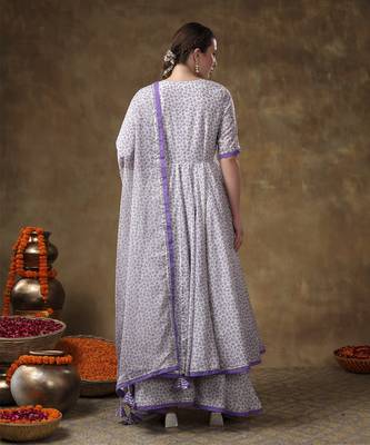 Meraki zeenat lavender floral print muslin angrakha and plazo set with organza dupatta 4