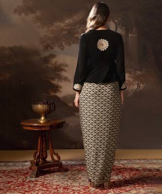 Black eraya embroidered drape skirt set 3