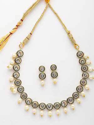  women gold plated round shape kundan studded short jewellery set 2