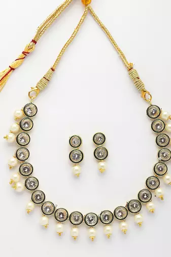  women gold plated round shape kundan studded short jewellery set