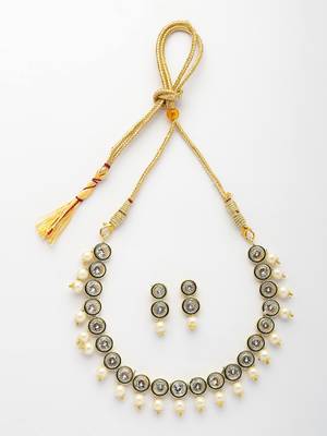  women gold plated round shape kundan studded short jewellery set 4