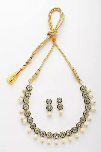  women gold plated round shape kundan studded short jewellery set