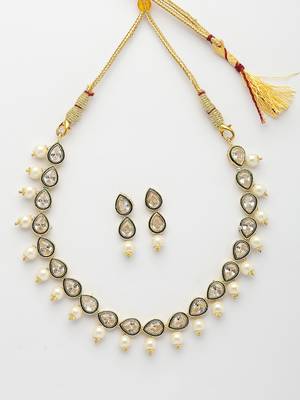  women gold plated pear shape kundan studded short jewellery set 2