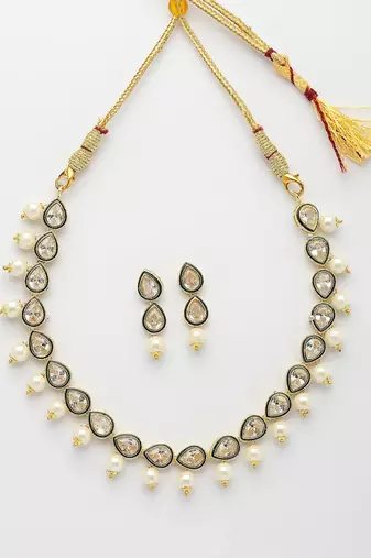  women gold plated pear shape kundan studded short jewellery set